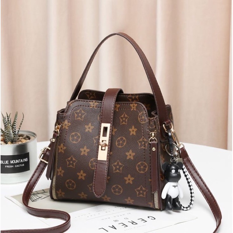 Tas slempang lv