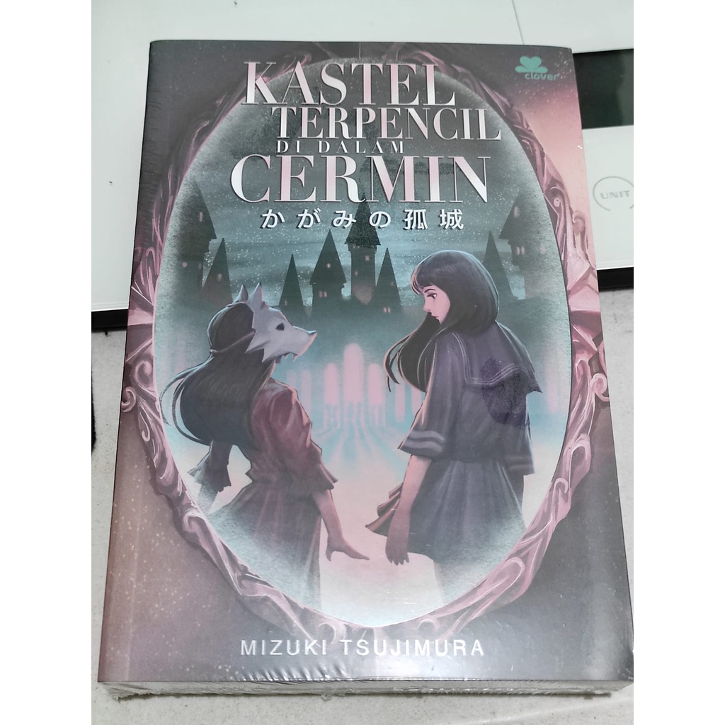 Kastel Terpencil di Dalam Cermin