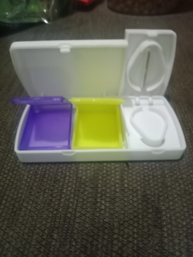 Kotak Tempat Obat Dengan Alat Potong Obat