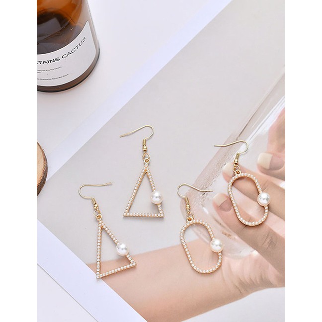 LRC Anting Gantung Fashion Silver Pearl Triangle Geometric Triangle Earrings D73168