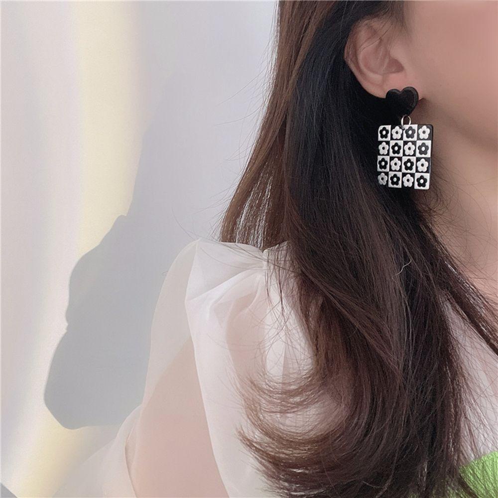 [Elegan] Checkerboard Plaid Earrings Temperamen Hati Sederhana Wanita Anting Perempuan Akrilik Hitam Dan Putih