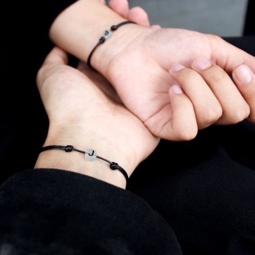 gelang couple inisial huruf magnet love glow in the dark tali hitam bisa nyala di ruangan gelap