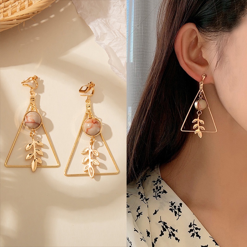 Anting Klip Desain strawberry Aksen Mutiara Dan Berlian Gaya Korea retro Untuk Wanita