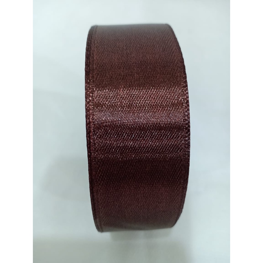 

Pita Satin Coklat Tua Ukuran 1 Inch / 2,5cm Per Roll