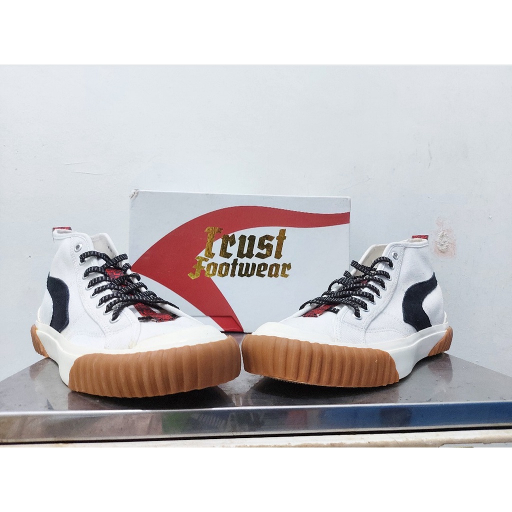 Sepatu Sneakers Contrust Footwear White Black