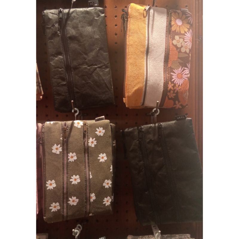 

TEMPAT PENSIL TRIPLE ZIPPER NEW ARRIVAL ORIGINAL BRAND TYPO