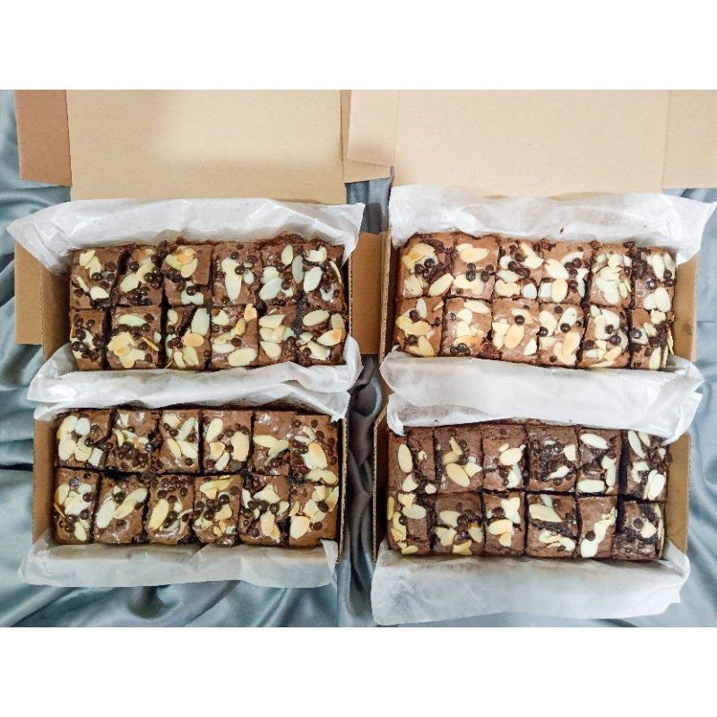 

FudgyBrowniesToppingAlmond / Brownies Sekat 22x10 12 potong