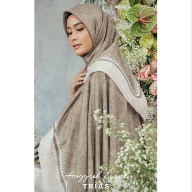 Anggrek Scarf Wearing Klamby