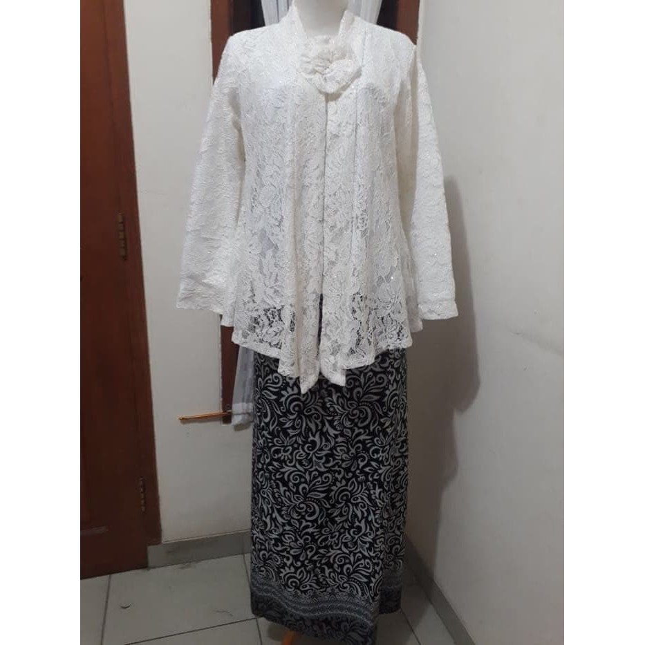 Setelan baju Kebaya Modern Floy Brokat Putih 03