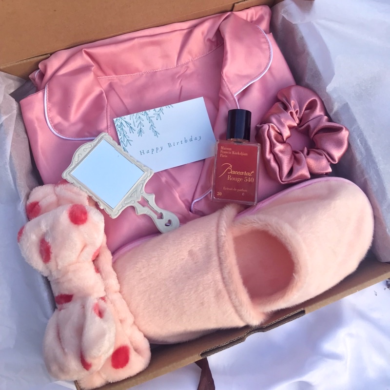 HAMPERS PIYAMA KADO CEWEK [KDW011] IDYANSHOP KADO PACAR / HAMPERS WEDDING PIYAMA SENDAL PARFUM