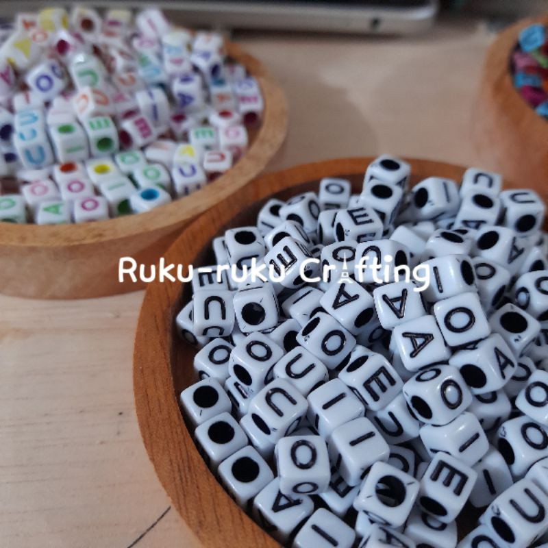 (100 Pcs) Manik Mote Huruf Kotak Bulat Pipih Vokal AIUEO