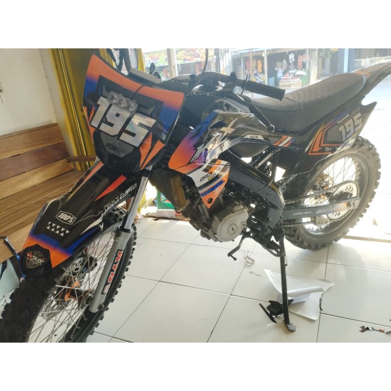 decal sticker kawasaki klx 150 bf hitam gradasi biru tambahan hologram