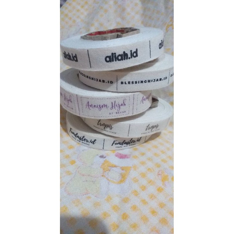 

Label Hijab / Label Baju / Label Masker Bahan Katun 1.5 Cm/1 Roll Cream & BW