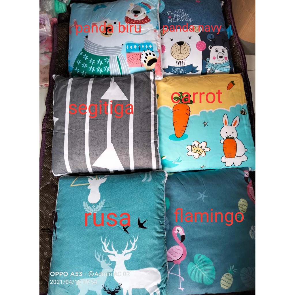 Bantal selimut karakter lucu