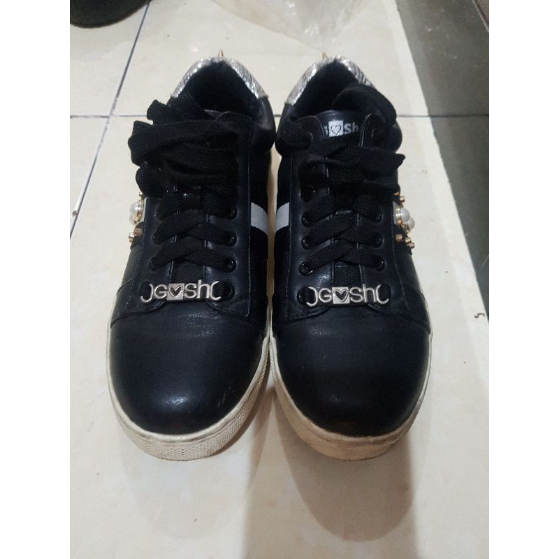 Sepatu Gosh