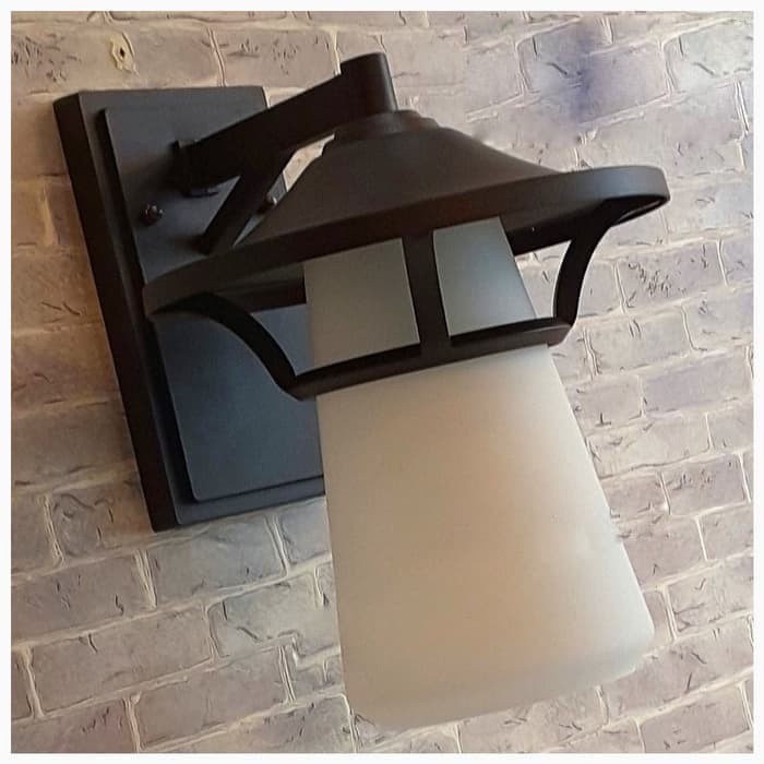 Lampu hias dinding klasik OUTDOOR RETRO CLASSIC ELEGAN ANTARA BESI COKLAT GELAP KACA PUTIH SUSU DEKO