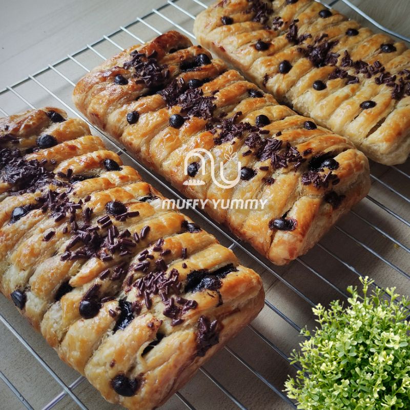 

Banana Strudel Chocban Choco Banana Strudel Chococheese Bolen Pisang Coklat Keju Pastry