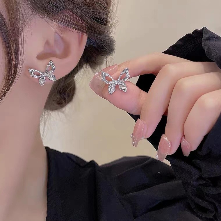 Anting Stud Desain Kupu-Kupu Hollow Aksen Kristal Warna Silver Untuk Wanita