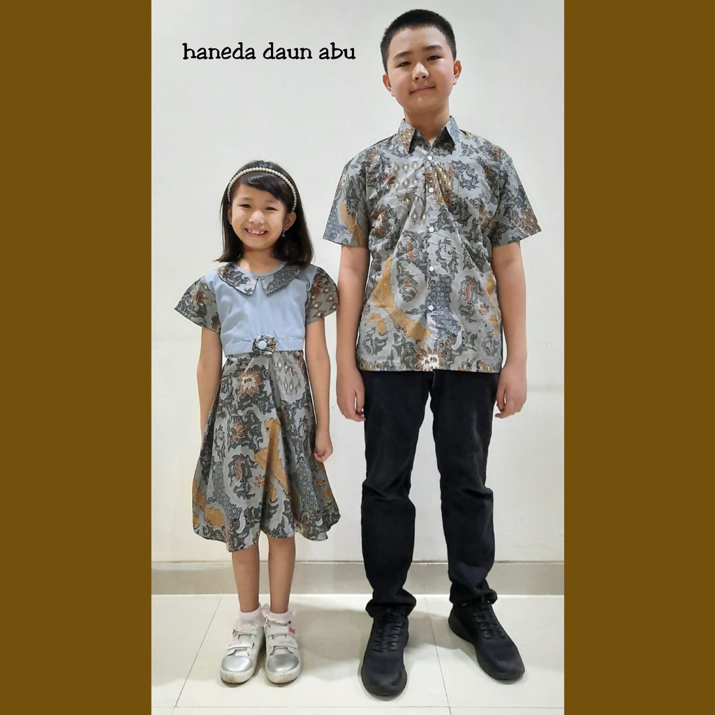 BATIK COUPLE KELUARGA SARIMBIT SERAGAM FAMILY PASANGAN HANEDA DAUN ABU AYAH IBU ANAK LAKI LAKI PEREMPUAN COWOK CEWEK PASANGAN MUDA JUMBO MODERN BATIK SET TERBARU NATAL PAKAIAN WANITA PREMIUM QUALITY CAMISOLA CLOTHING