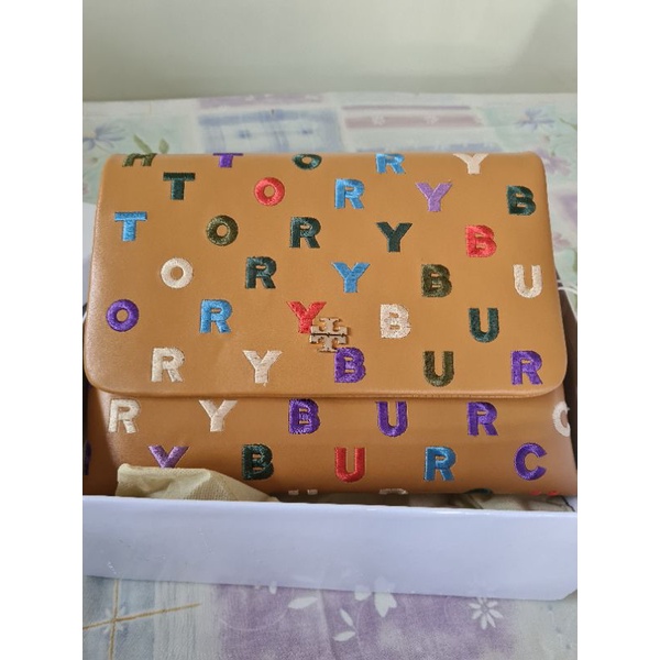 Tas Tory burch kira bordir alphabet warna tan