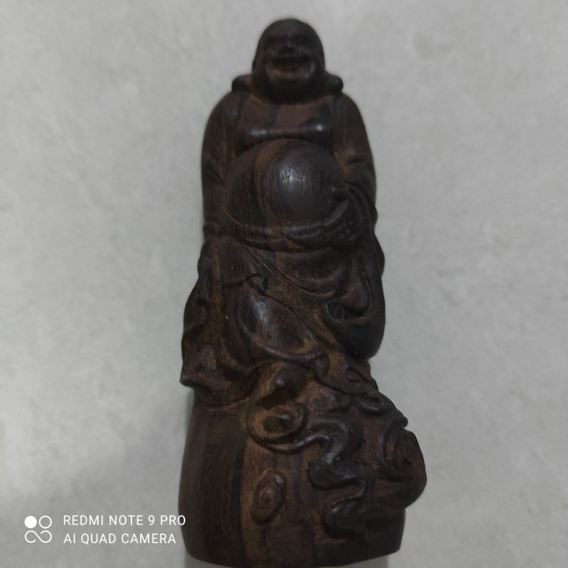 ukiran kayu gaharu buaya patung budha maetreya mi le fo berdiri kecil