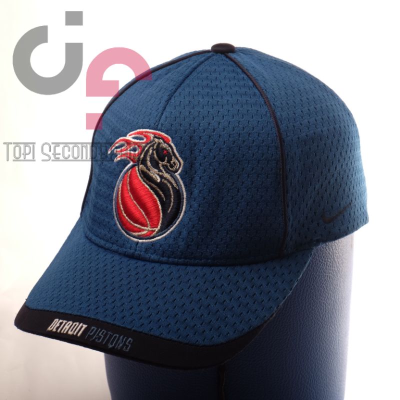 (VINTAGE) Topi Cap merk NIKE X NBA Detroit Pistons warna biru undervisor hitam , Prelove Bekas Secon