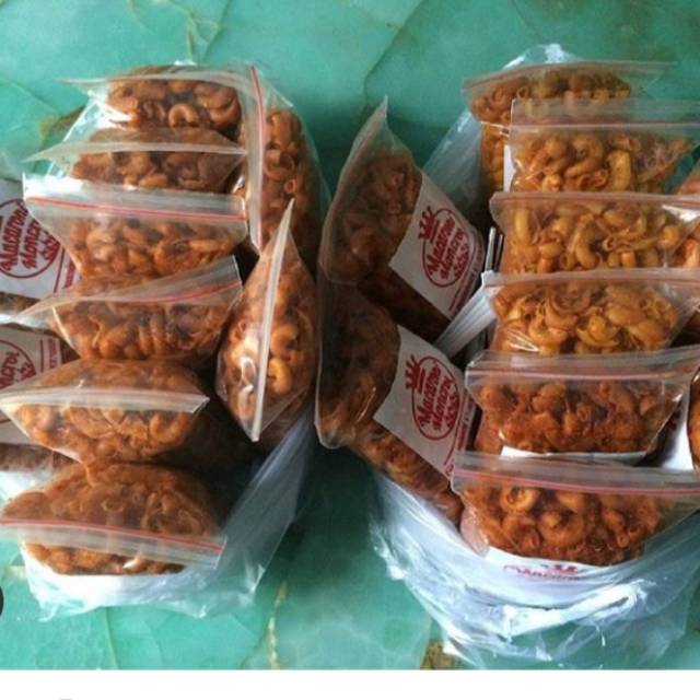 

Makaroni Moncrot dan Mie kremes dijamin bikin ketagihan dahh