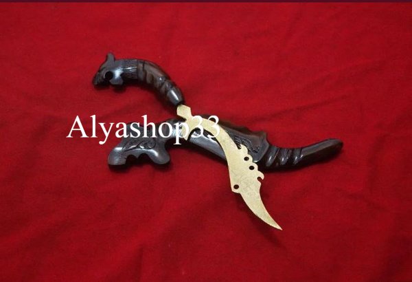 Kujang Kuningan Ukir Macan Ukuran kecil Kayu rasamala