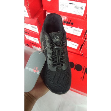 sepatu diadora acenta