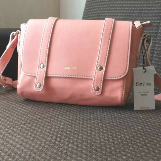 Tas Selempang, Crossbody Bag, Sling Bag Wanita Bershka Soft Pink Medium Size Authentic Original 100%
