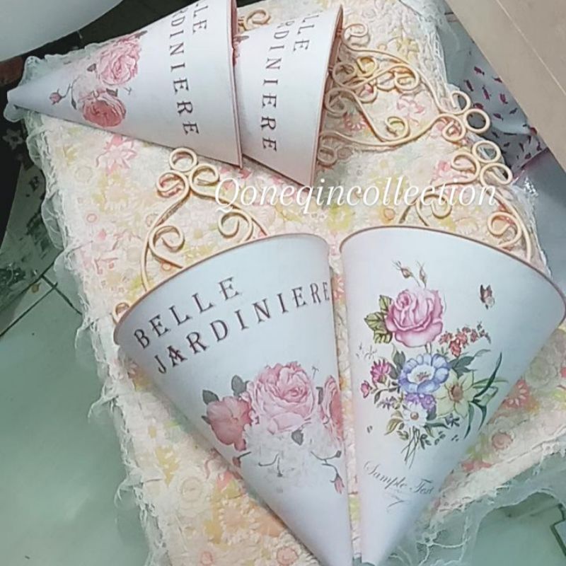 vas corong vintage dinding