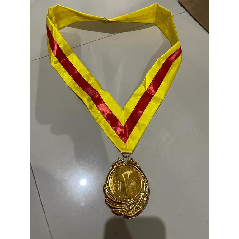 Kalung dan Gordon Wisuda buat baju toga kelulusan aksesoris kain kalung dengan garis warna biru merah hijau dan medali bandul silver perak putih emas gold kuning mengkilap berkilau sudah satu set dengan gantungan tinggal di tempel stiker logo sekolah