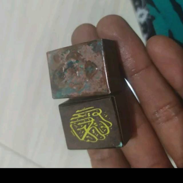 Stambul kecil tinta emas
