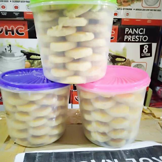 

Kue kacang + toples