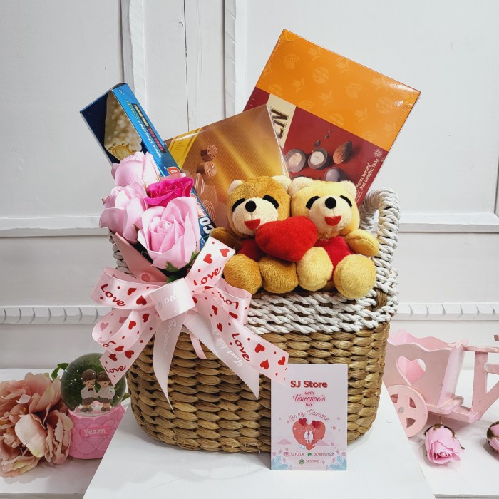 

Paket box hampers bunga valentine anniversary ulang tahun wisuda 96