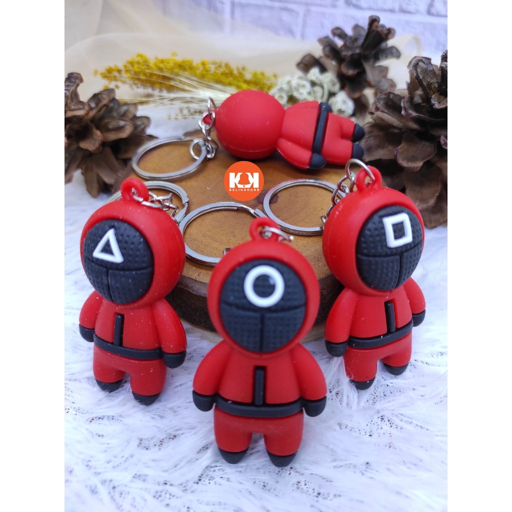 GANTUNGAN KUNCI SQUID GAME IMPORT 3D 2D TIMBUL DAN GEPENG BESAR / GANTUNGAN KUNCI KARTU SQUID GAME BAJU MERAH / GANTUNGAN SQUID GAME / KEY CHAIN SQUID GAME / GANCI SQUID GAME / KEY CHAIN