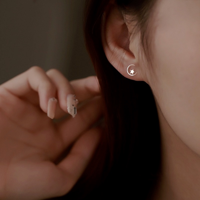 1 Pasang Anting Stud Bentuk Bulan Bintang Bahan S925 Silver Gaya Korea Untuk Wanita