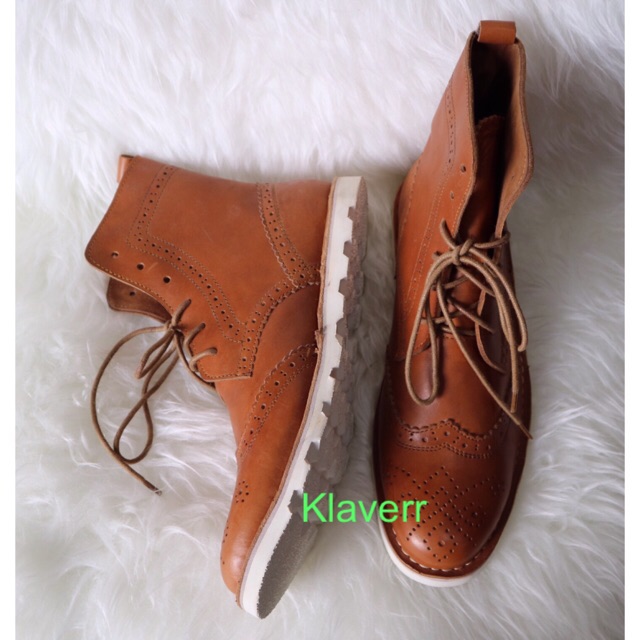 Sepatu wingtip boots