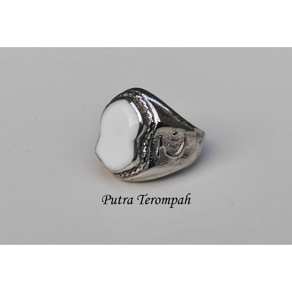 cincin terompah batu putih