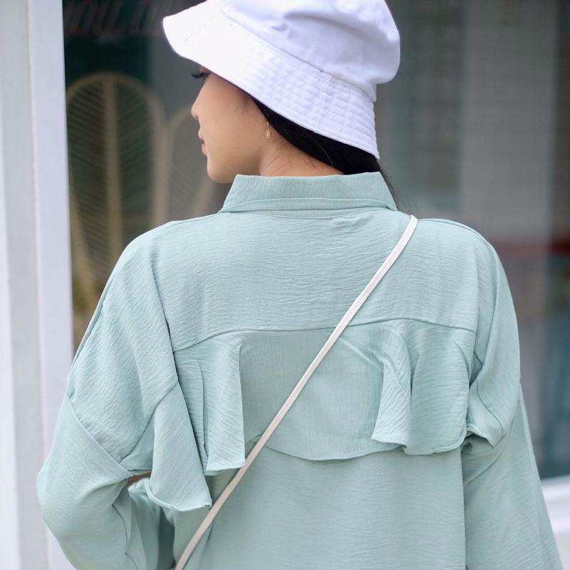 TINY SHIRT RUFFLE BACK OVERSIZE AIRFLOW / RUFFLE BACK SHIRT / BACK RUFFLE BLOUSE