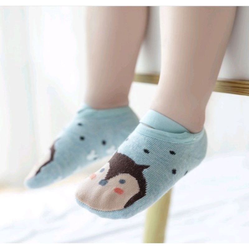 Kaos kaki anak bayi nyaman dipakai di lengkapi antislip