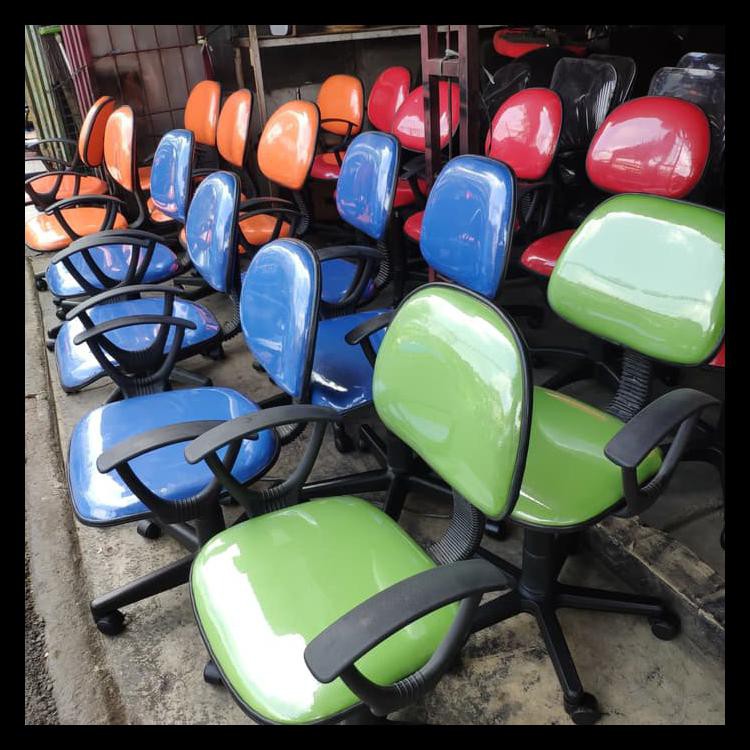 

Kursi kantor staff dengan tangan TERBATAS