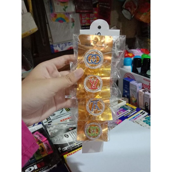 Pin bolongan Hijab bagian depan dada