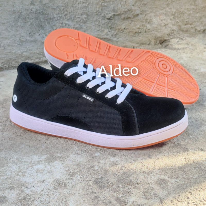 Sepatu Cowok Keren Terbaru 2023 Sneakers Pria Original Lokal Kets Casual Hitam Putih Buat Gaya