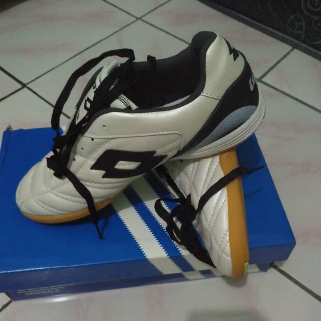 Sepatu futsal lotto