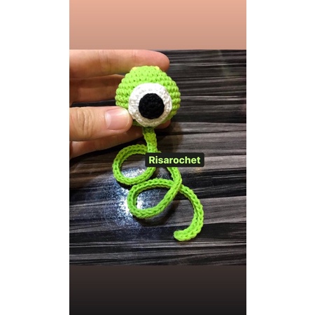 

pembatas buku rajutan monster inc