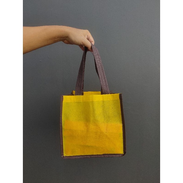 

UnoPacks ~ Tas Jahit Spunbond Box coklat & kuning 21 x 21
