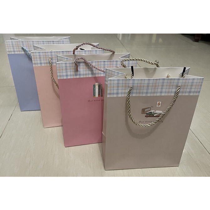 

Paper Bag Tas Bungkus Tempat Kado Hadiah Ulang Tahun Wisuda - Buku