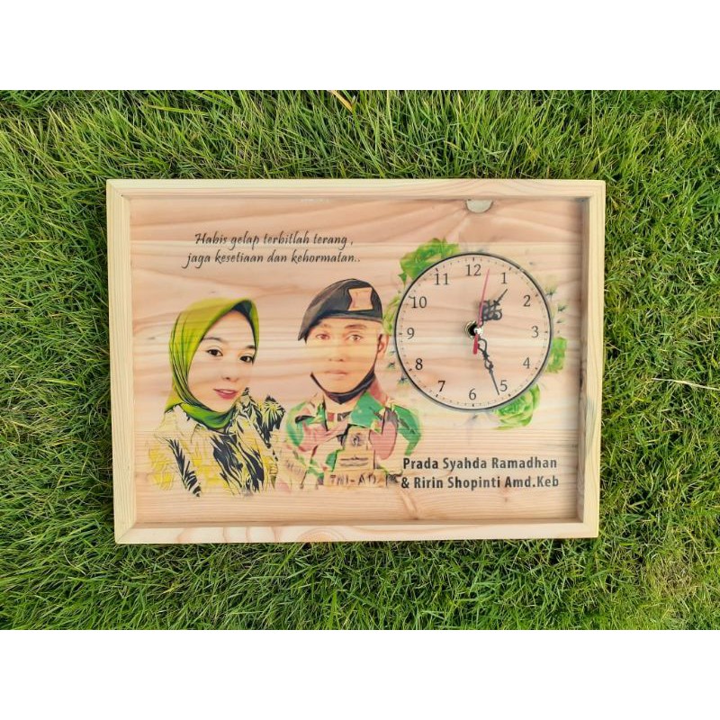 

Kado tni/kado polisi/kado polri/kado unik/kado nikah/kado kawin/kado ultah SKETSA LUKIS JAM+ BINGKAI