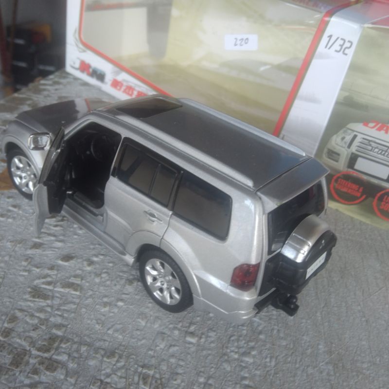 For sale Diecast Miniatur Mobil Mitsubishi Pajero ori